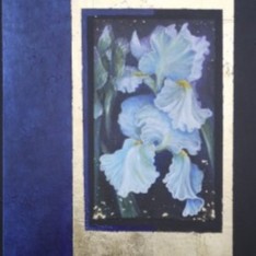 Ölbild einer  weissen Iris vor blauen und schwarzen Hintergrund mit goldenen Akzenten